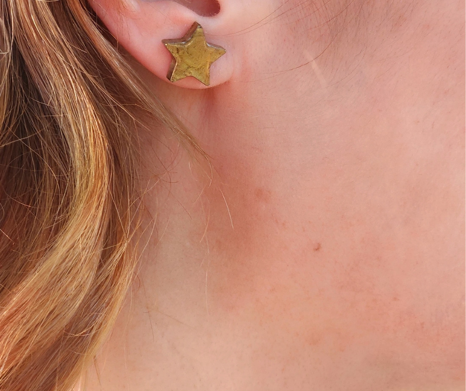 Stud de estrella dorada de Sherami Collection. 