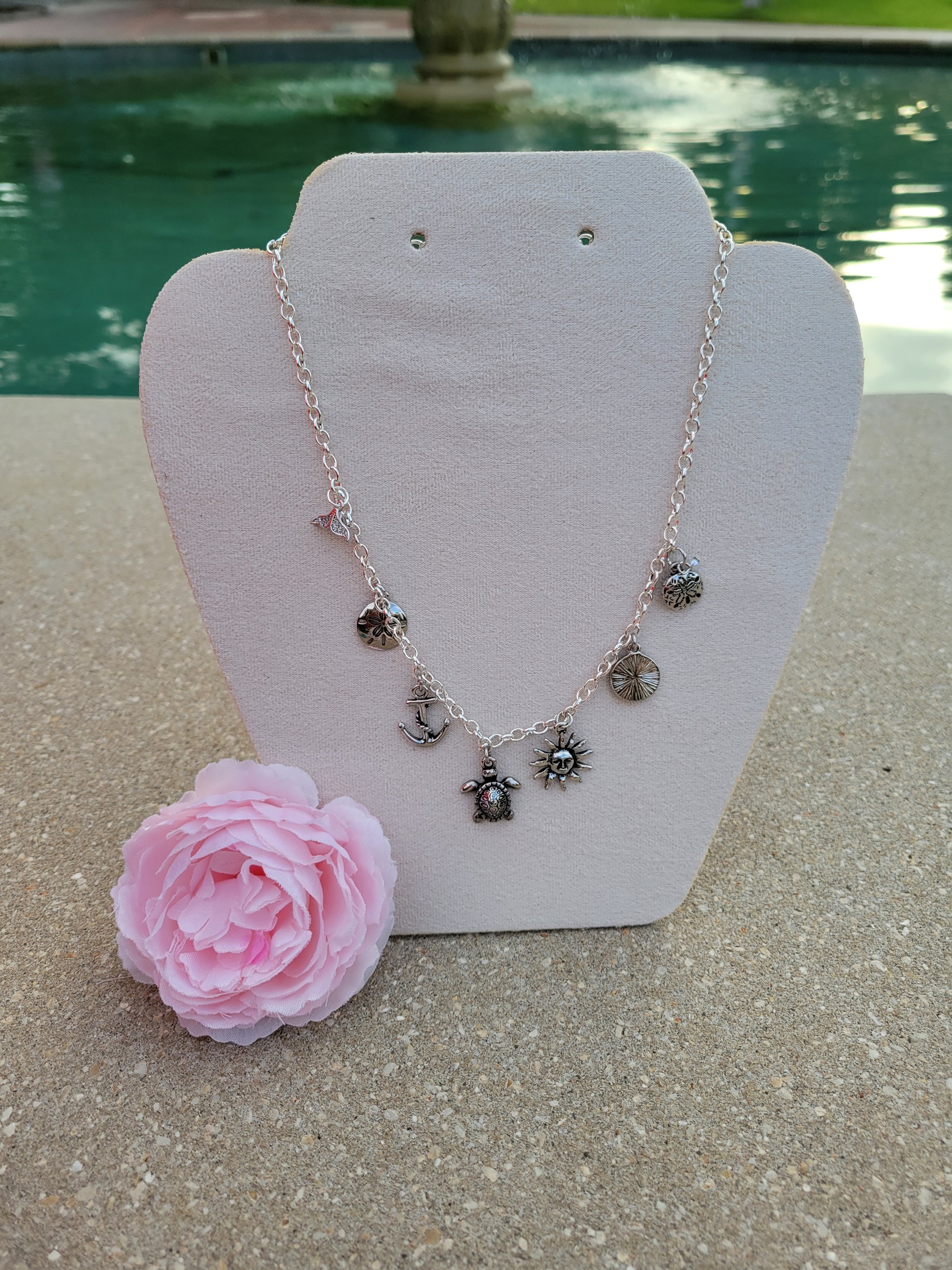 Collar plateado con 7 dijes de verano