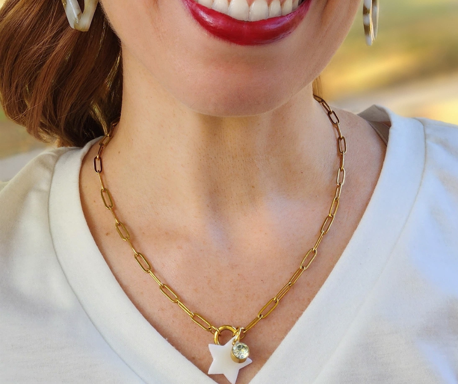 Primer plano del collar de eslabones dorados con estrella hecha a mano de Sherami Collection.