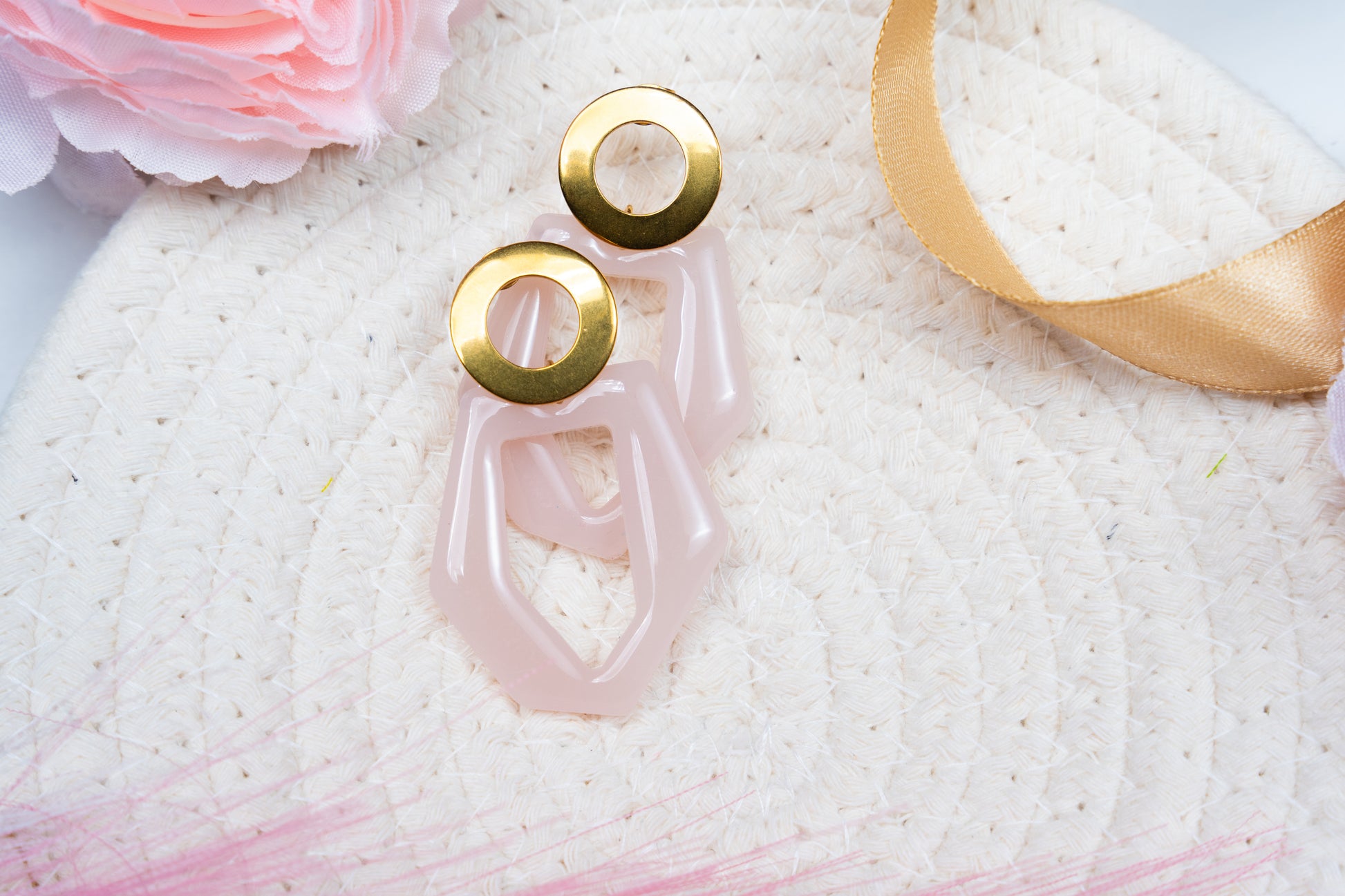 Aretes artesanales en rosa y dorado de Sherami Collection