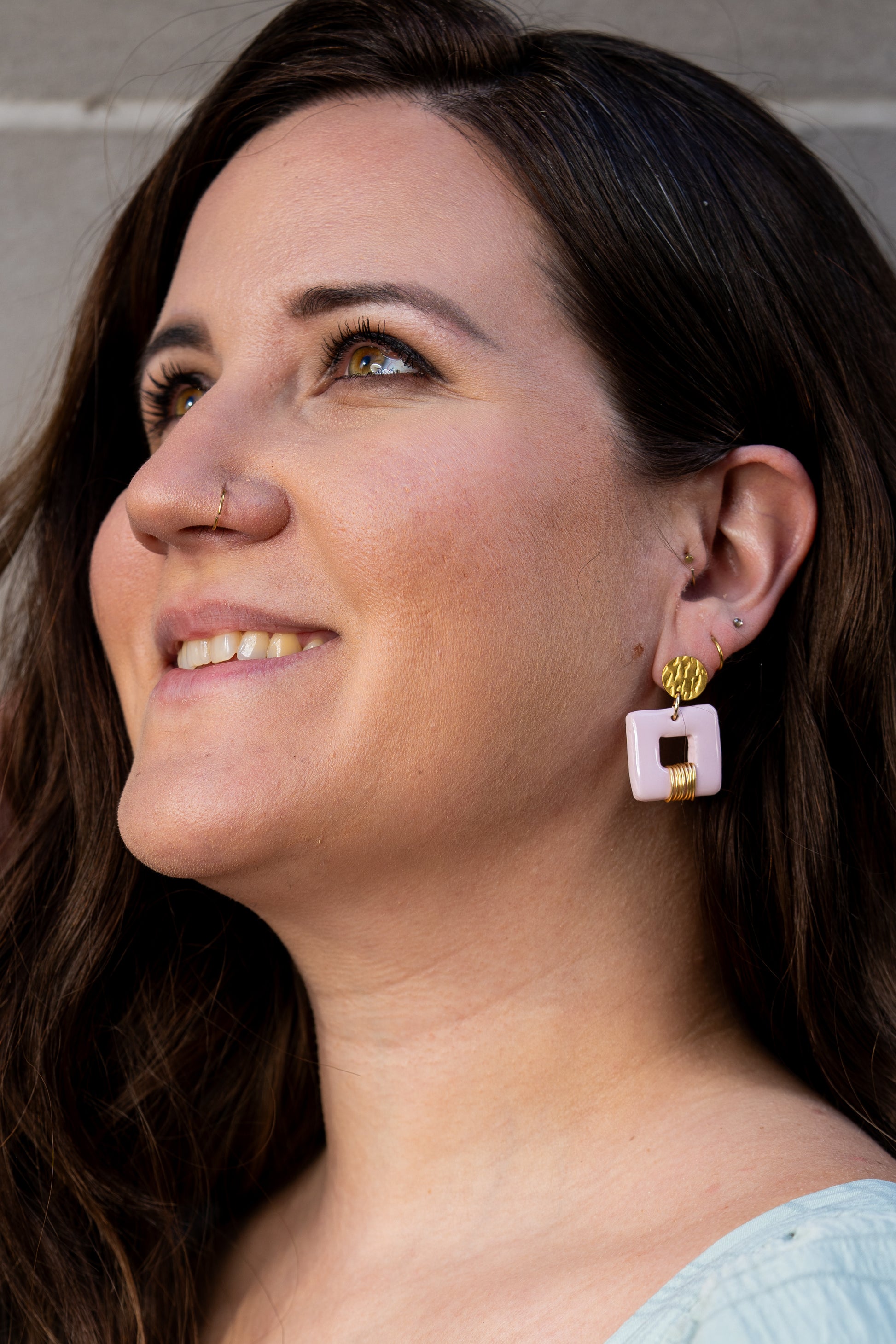 Invicta- Aretes de arcilla y acero inoxidable con baño de oro 18k