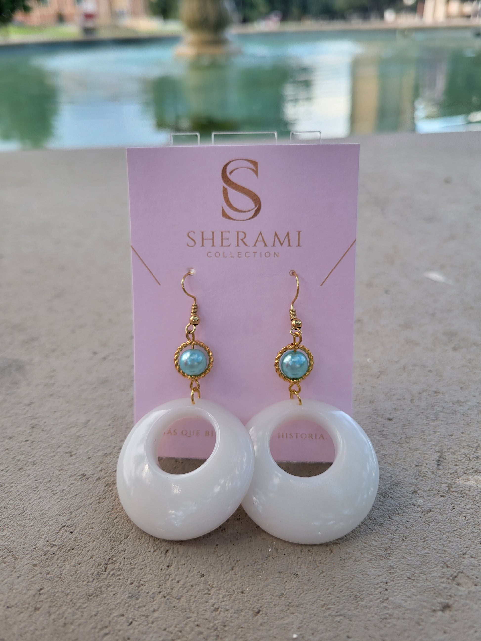 Aretes blancos y dorados en resina