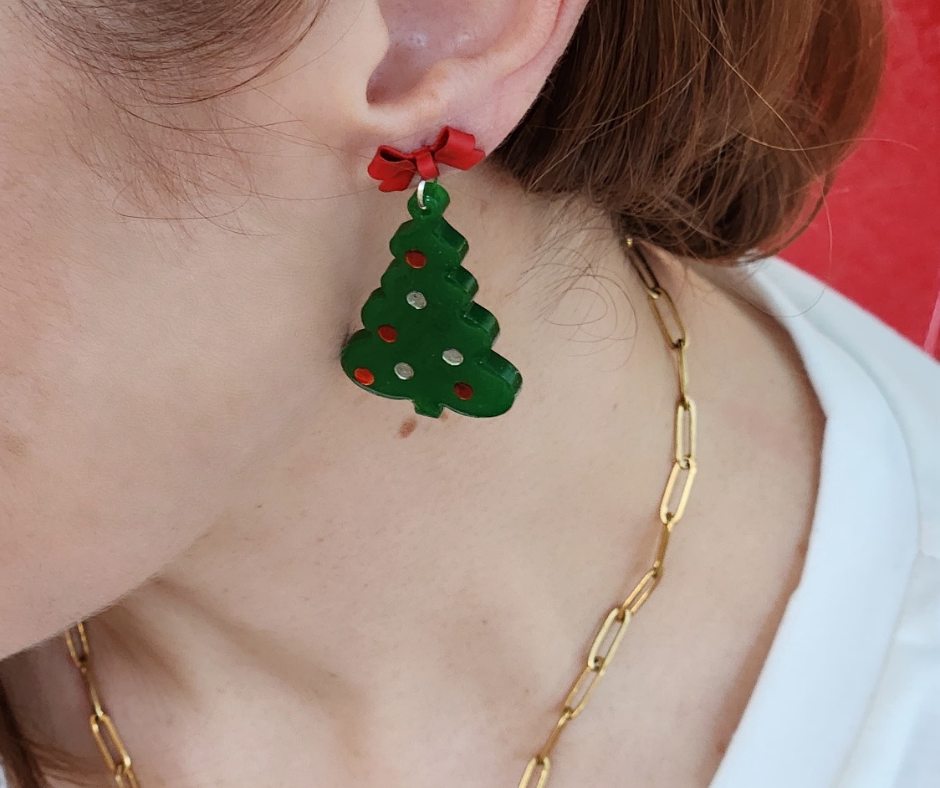 Acercamiento de los aretes de árbol de Navidad de Sherami Collection.