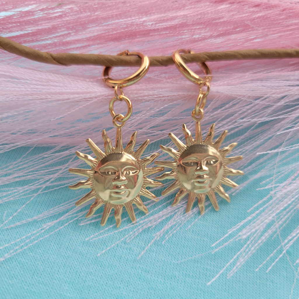Pendientes dorados  estilo mini huggies con dije de sol