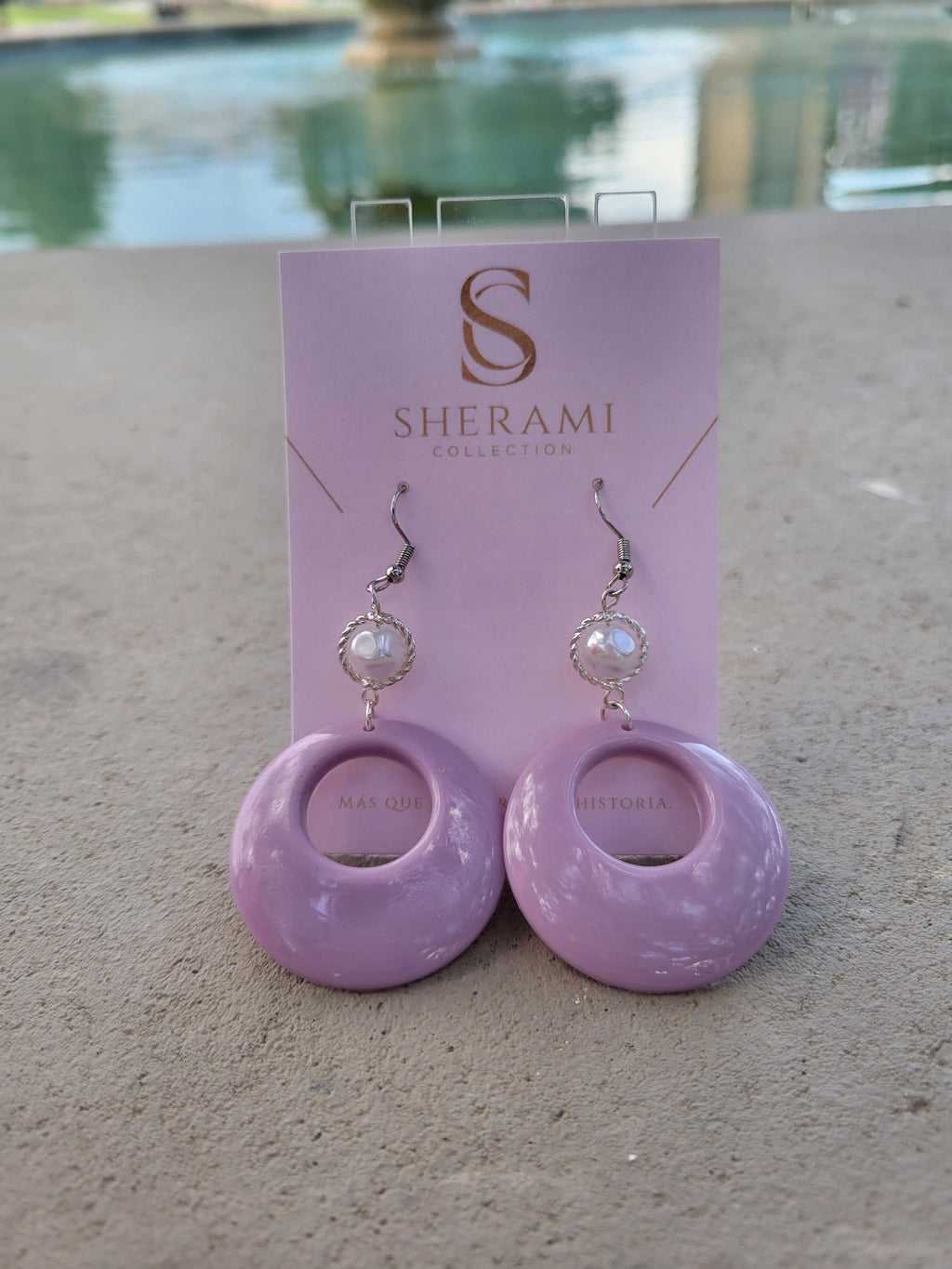 Aretes violeta y plateados en resina
