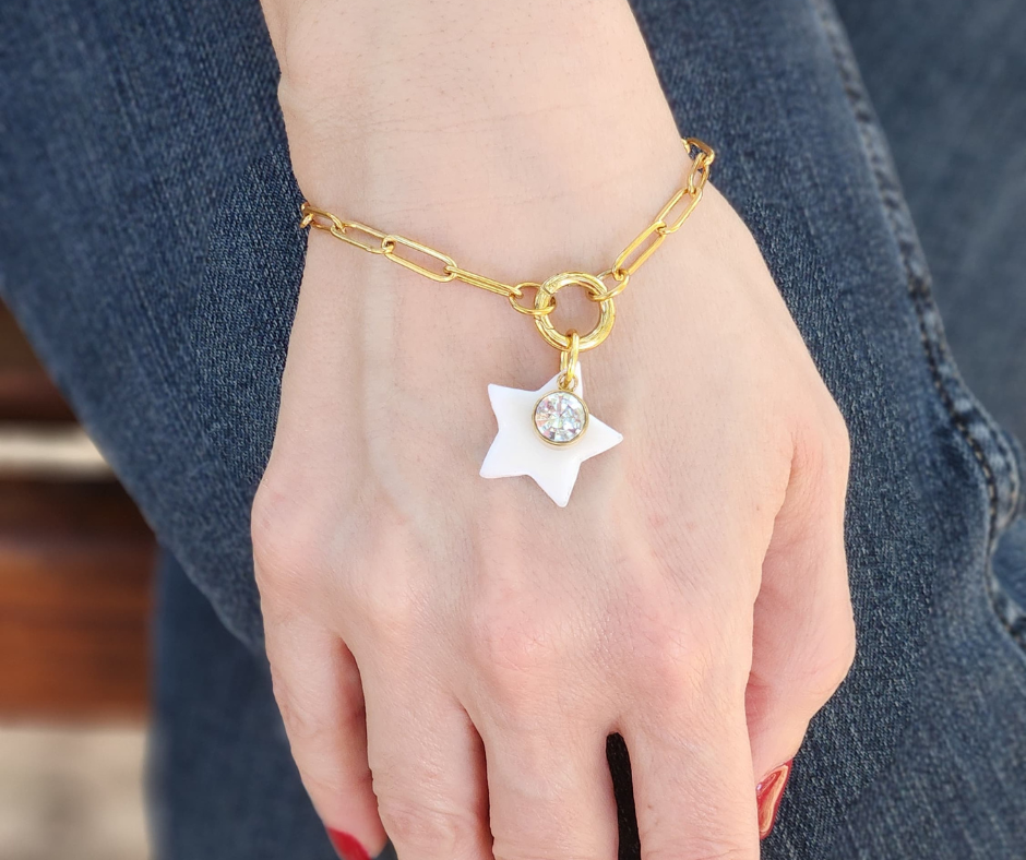 Pulsera de eslabones dorados con estrella blanca de Sherami Collection.
