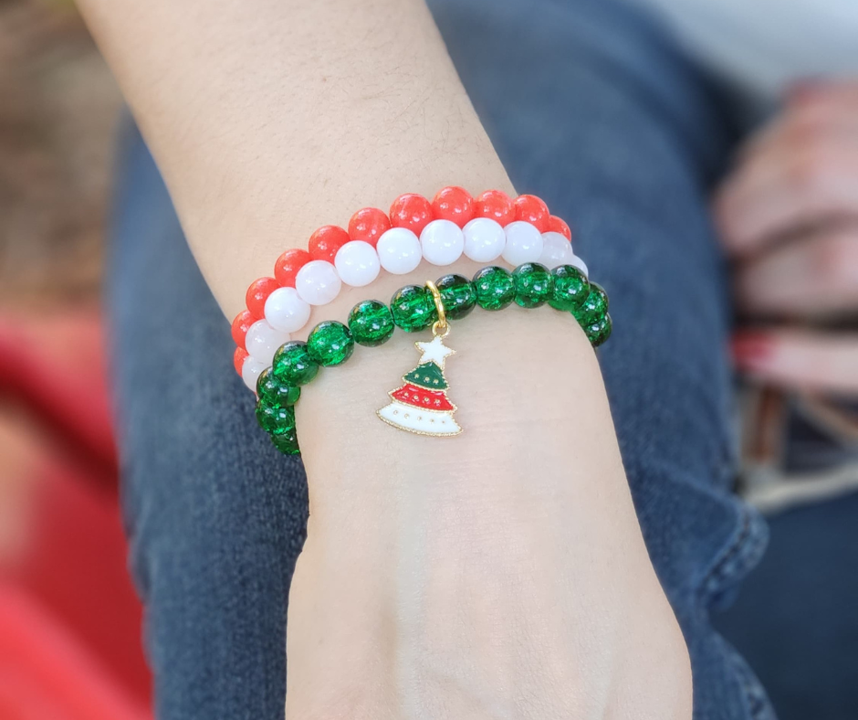 Acercamiento del stack de pulseras navideñas de Sherami Collection.