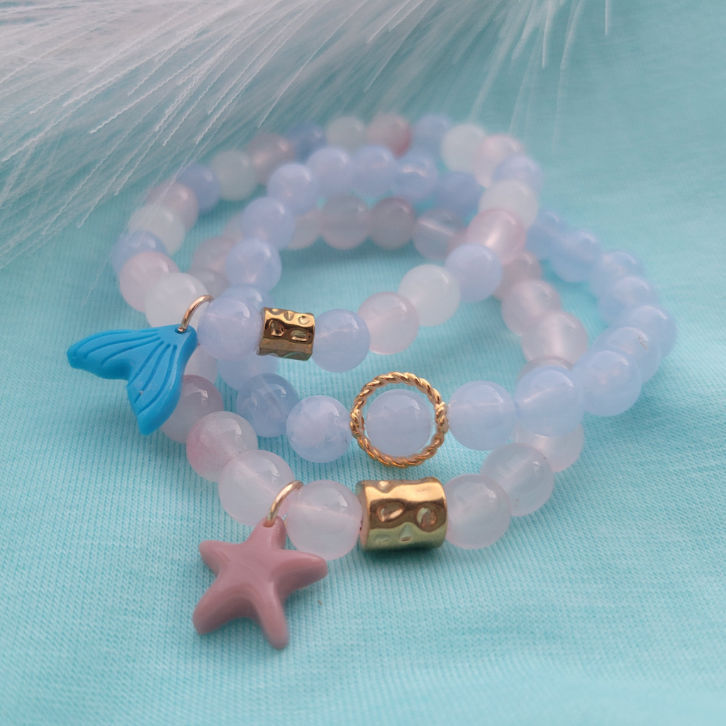 Set de tres pulseras de cuentas de cristal y charms playeros en azul, rosa y dorado