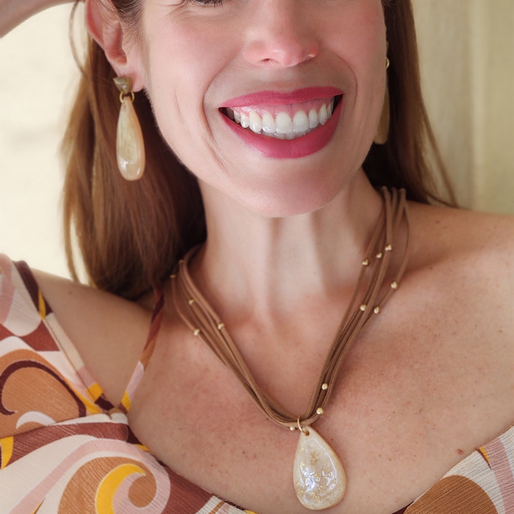 collares y aretes artesanales de Sherami Collection