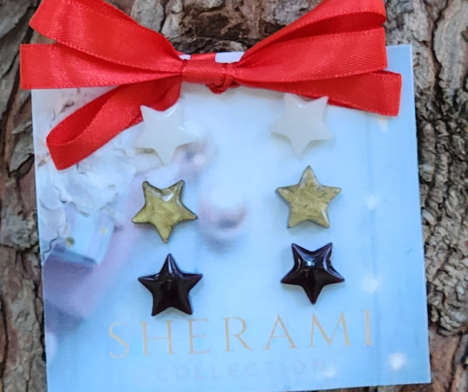 Set de 3 pares de studs en forma de estrella en blanco, dorado y vino de Sherami Collection.