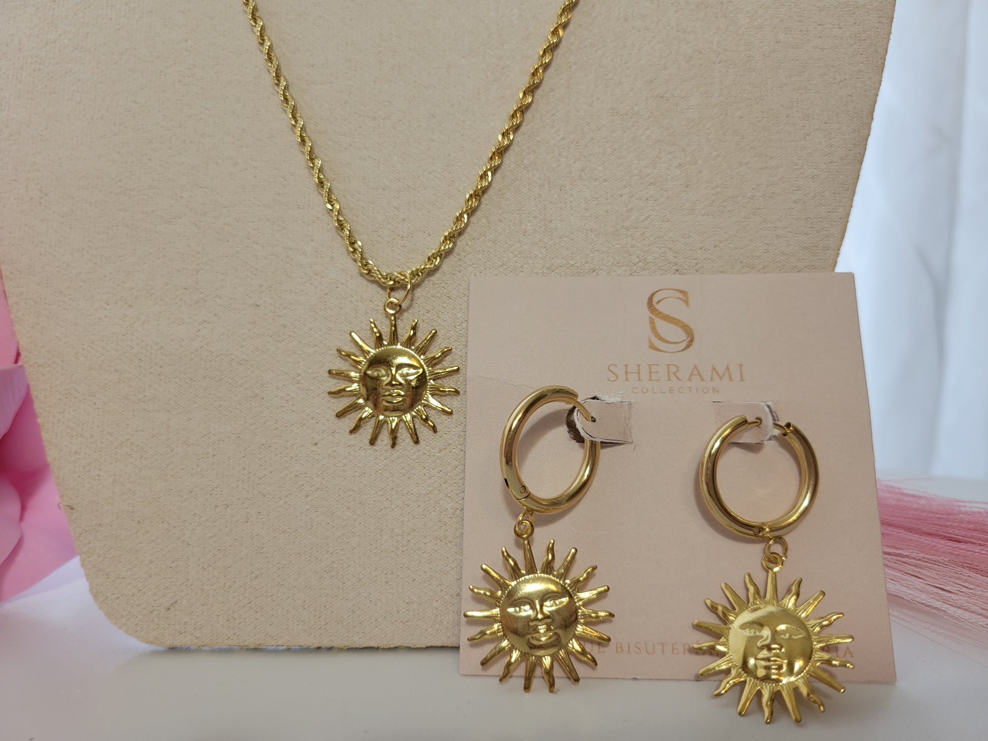 Set de cadena y aretes de sol dorados