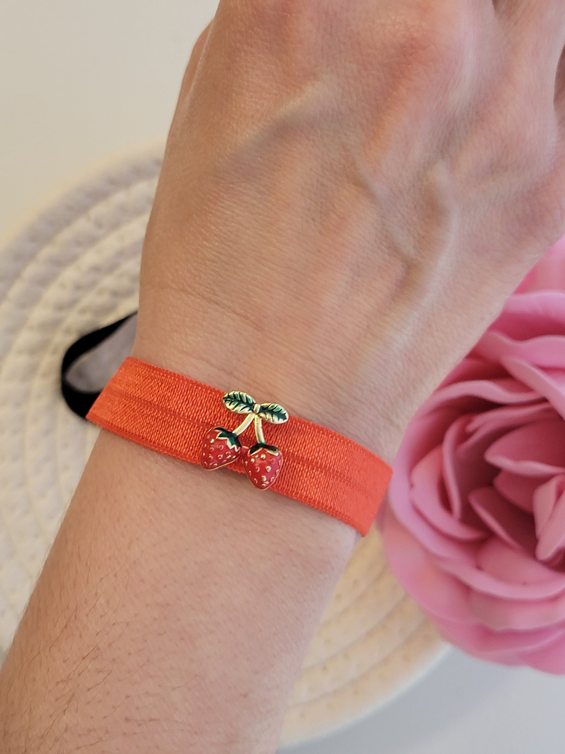 Se muestra pulsera elastica roja puesta en una muñeca