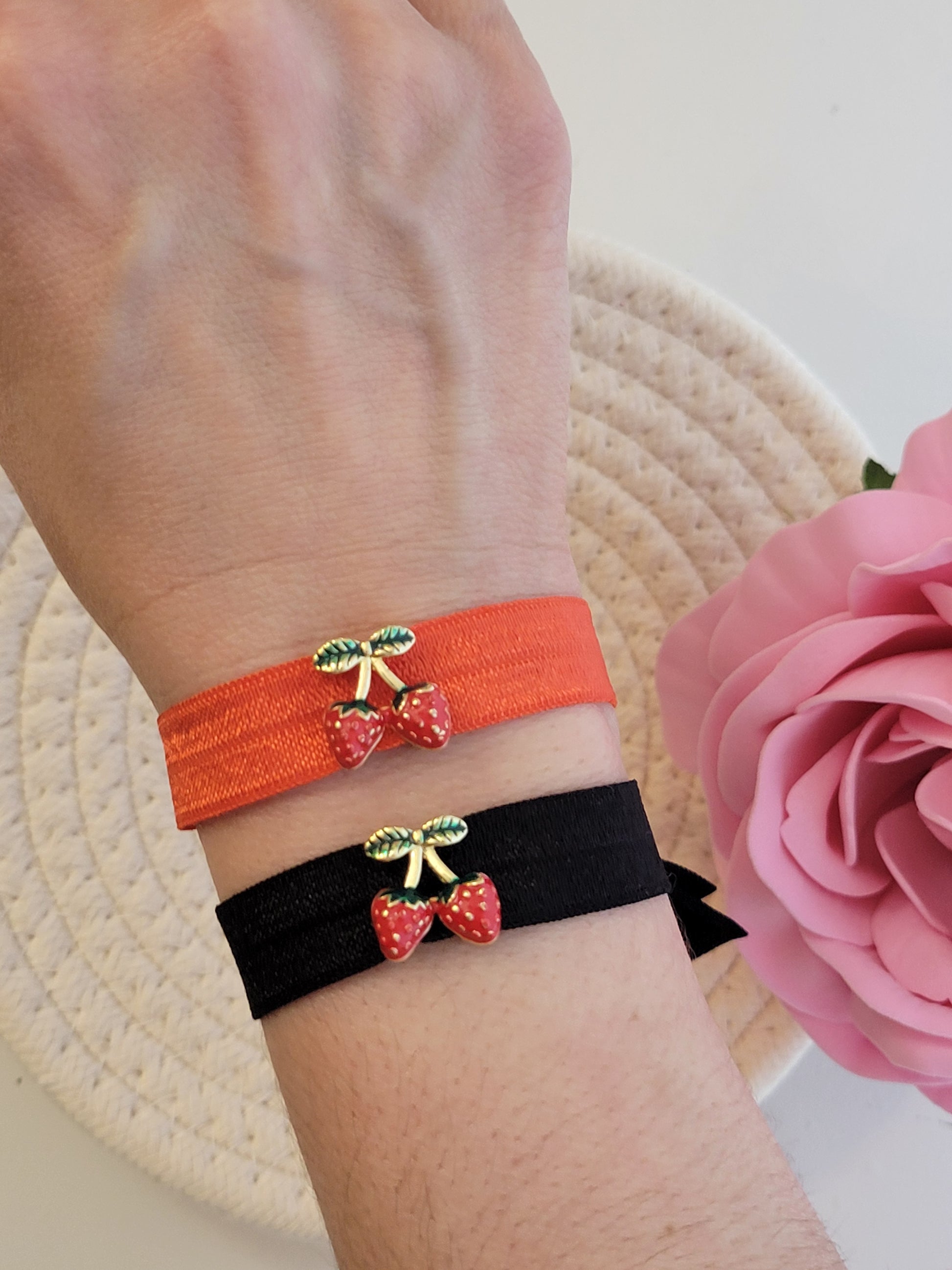 Se muestran pulseras elasticas puestas en una muñeca