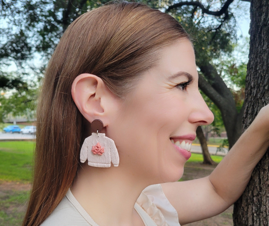 Aretes en forma de sueter puestos en una modelo