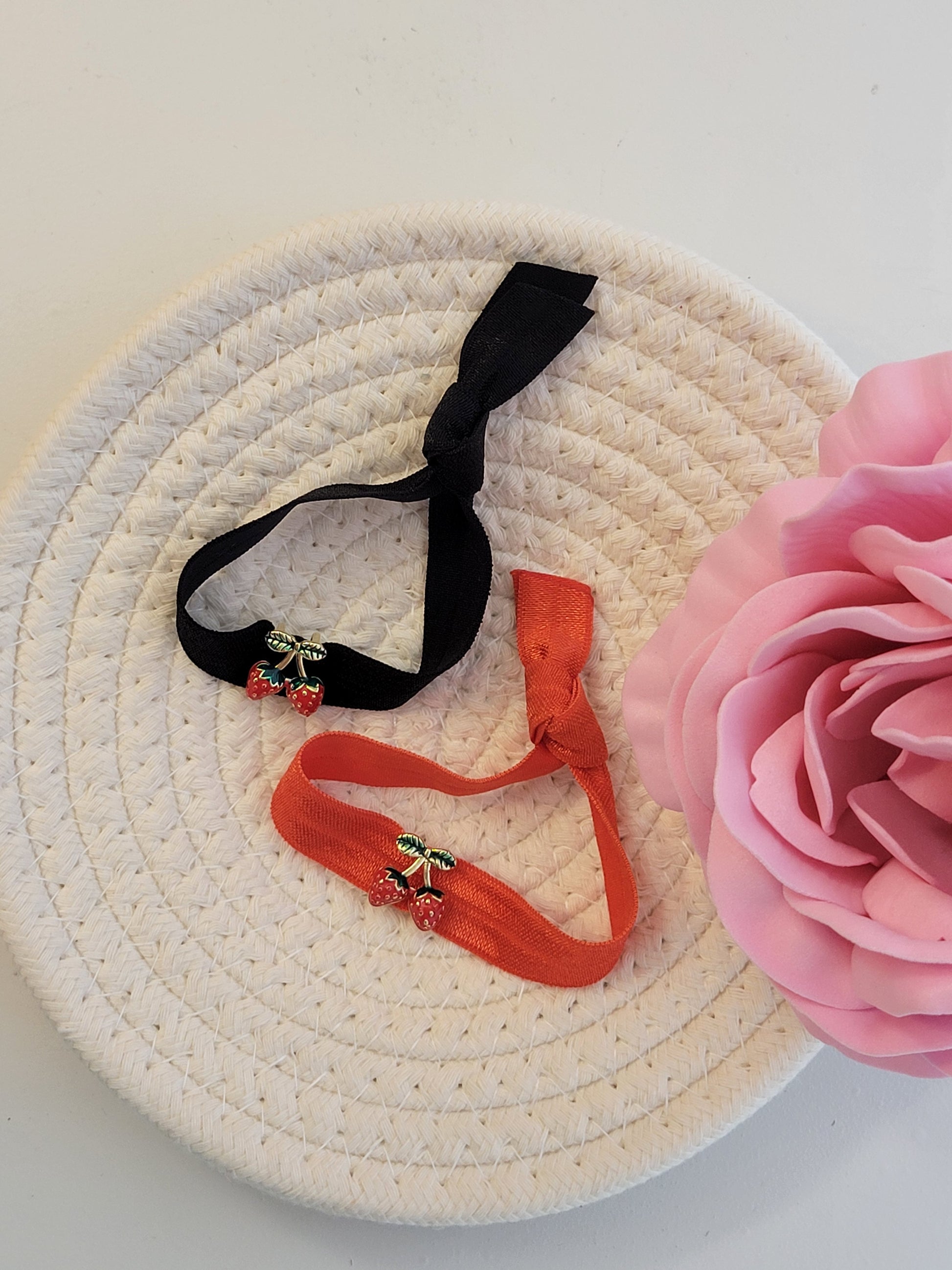 Se muestran las pulseras elasticas sobre un plato
