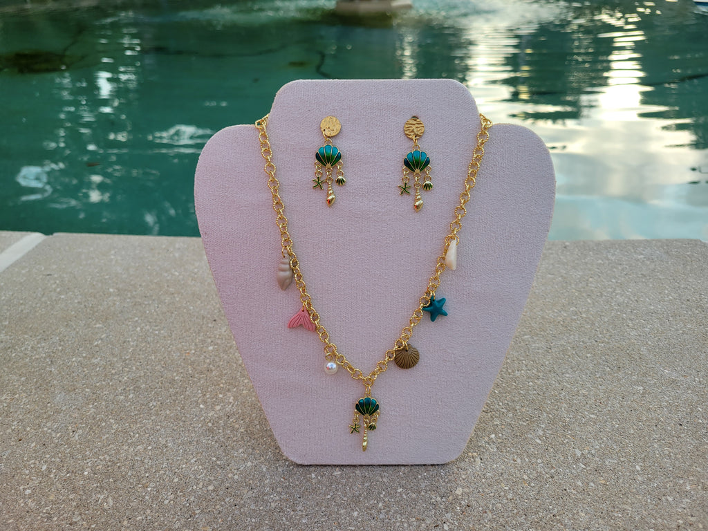 Collar dorado con dijes playeros