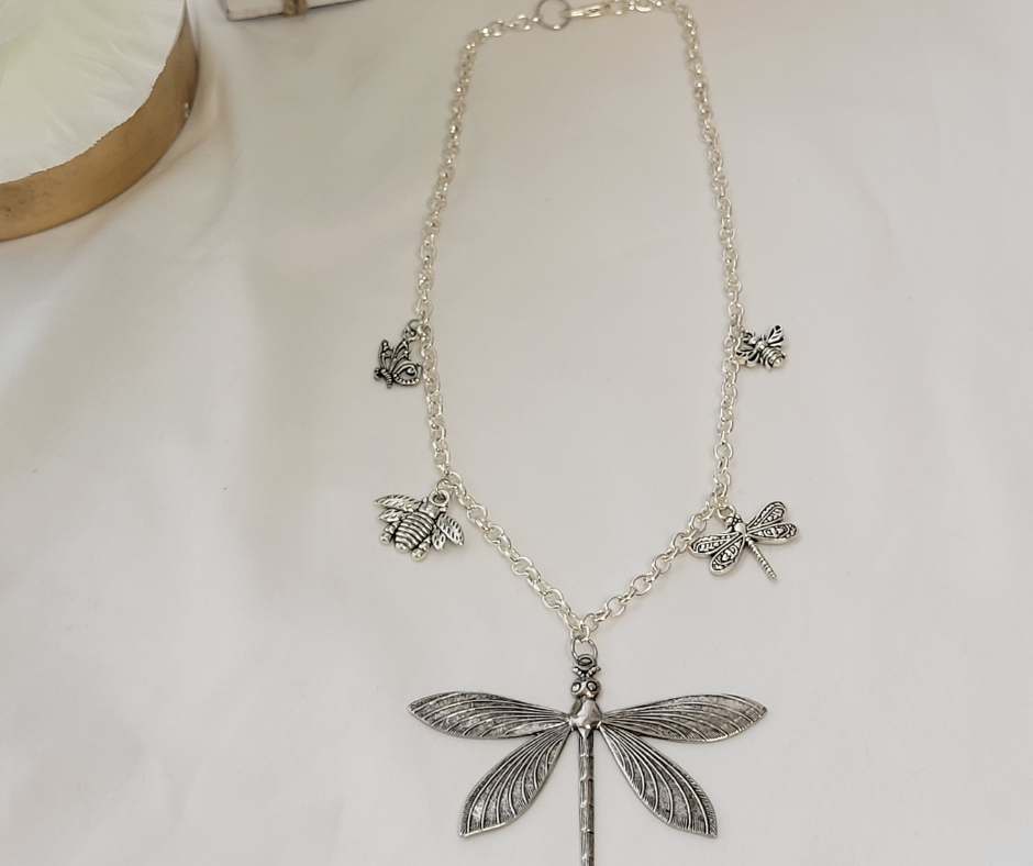 Collar de libèdula con charms