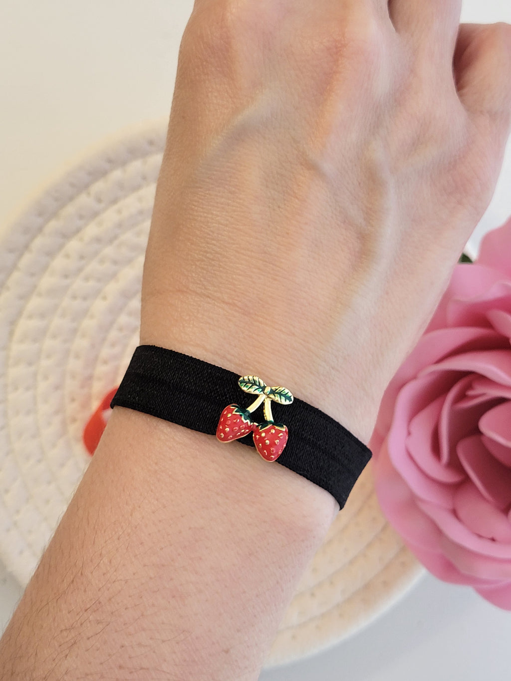 Se muestra pulsera elastica negra puesta en una muñeca