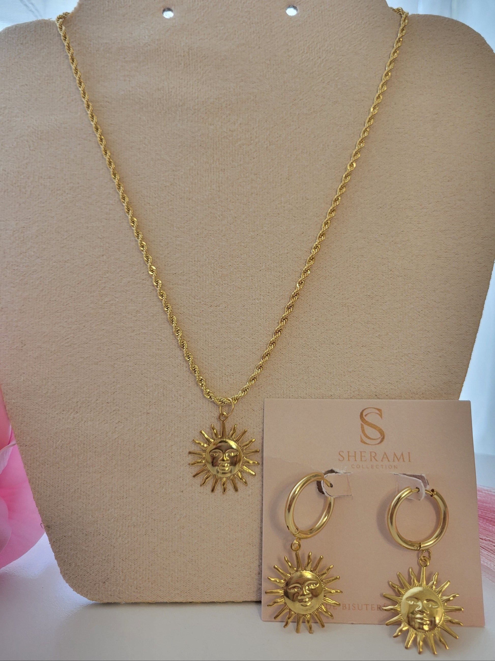 Set de cadena y aretes de sol en dorado